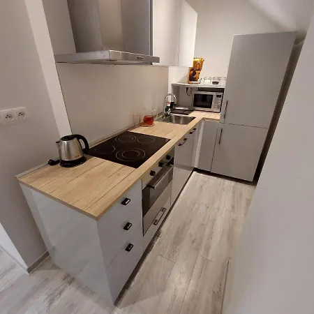 Utulny Apartman S Balkonom