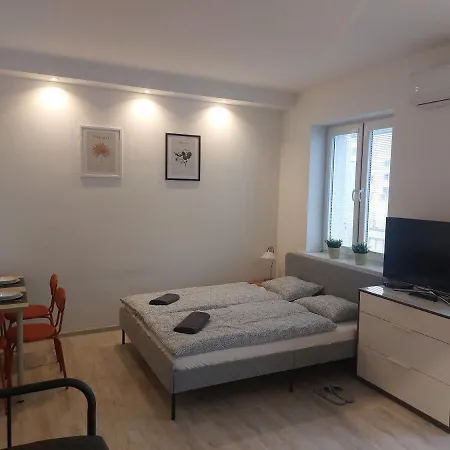 Utulny Apartman S Balkonom
