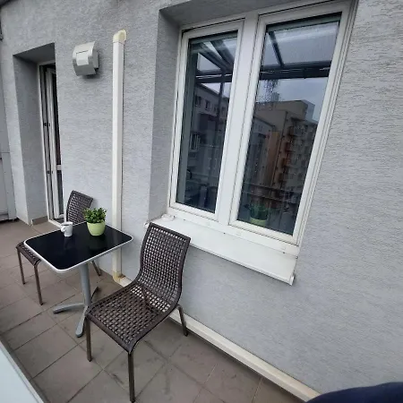 Utulny Apartman S Balkonom