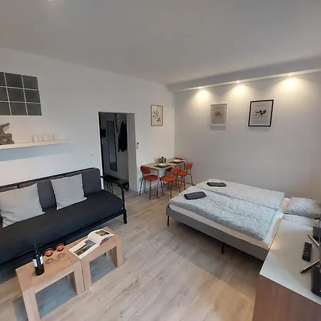 Utulny Apartman S Balkonom アパート